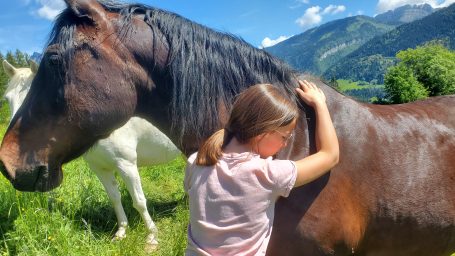 Câlin et remerciements après l'atelier